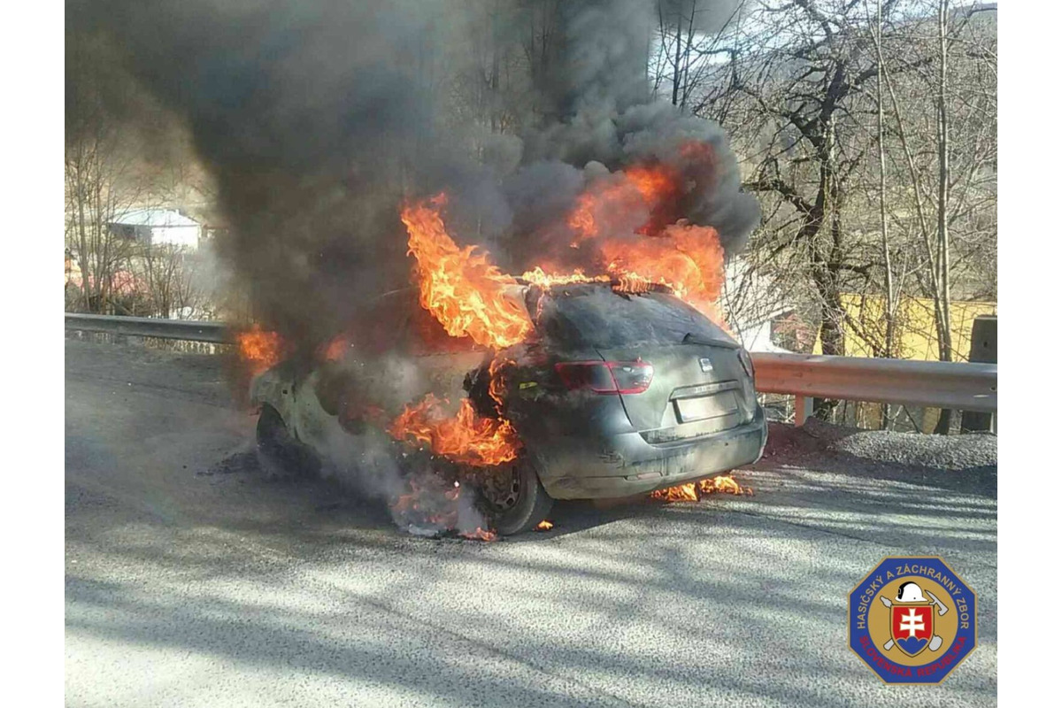 FOTO:  Plamene zachvátili osobné auto na ceste v Muránskej Hute, foto 3