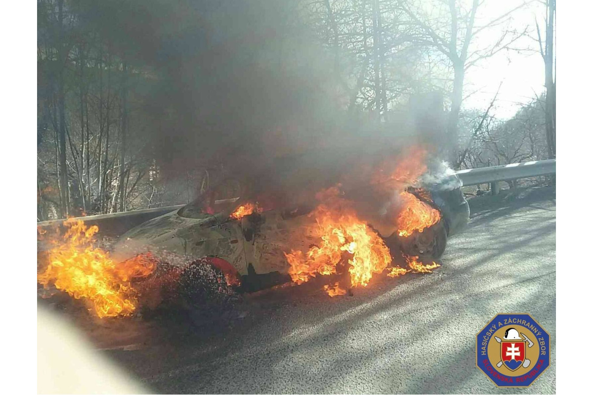 FOTO:  Plamene zachvátili osobné auto na ceste v Muránskej Hute, foto 4