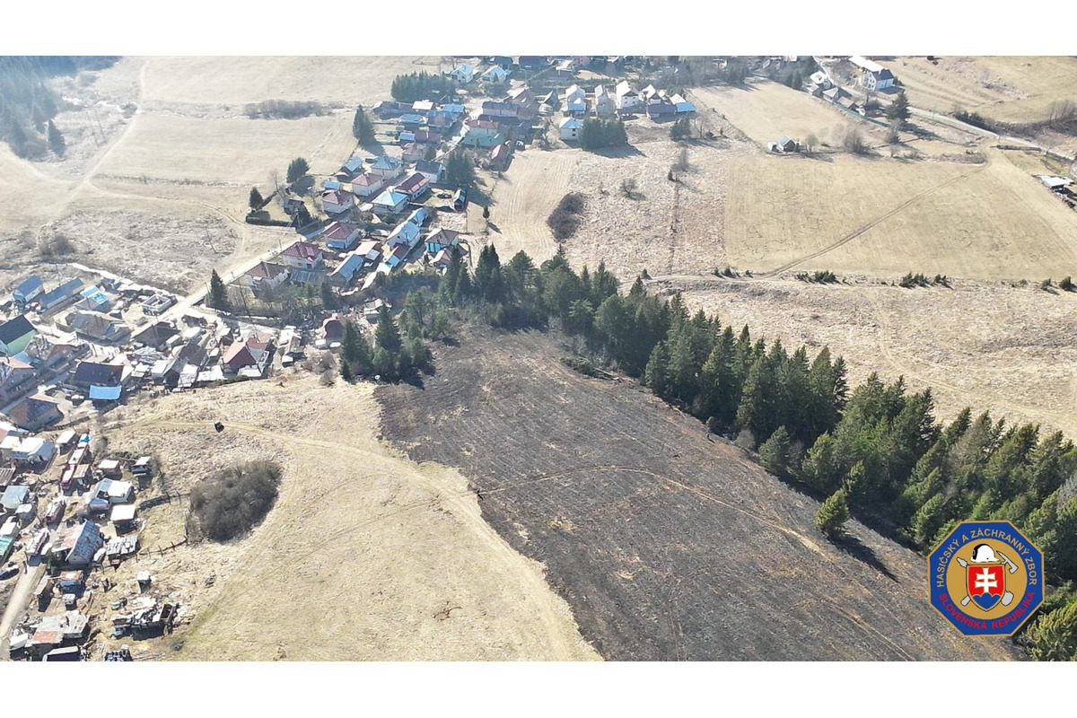 FOTO: Požiar v Šumiaci spálil lúky, foto 1