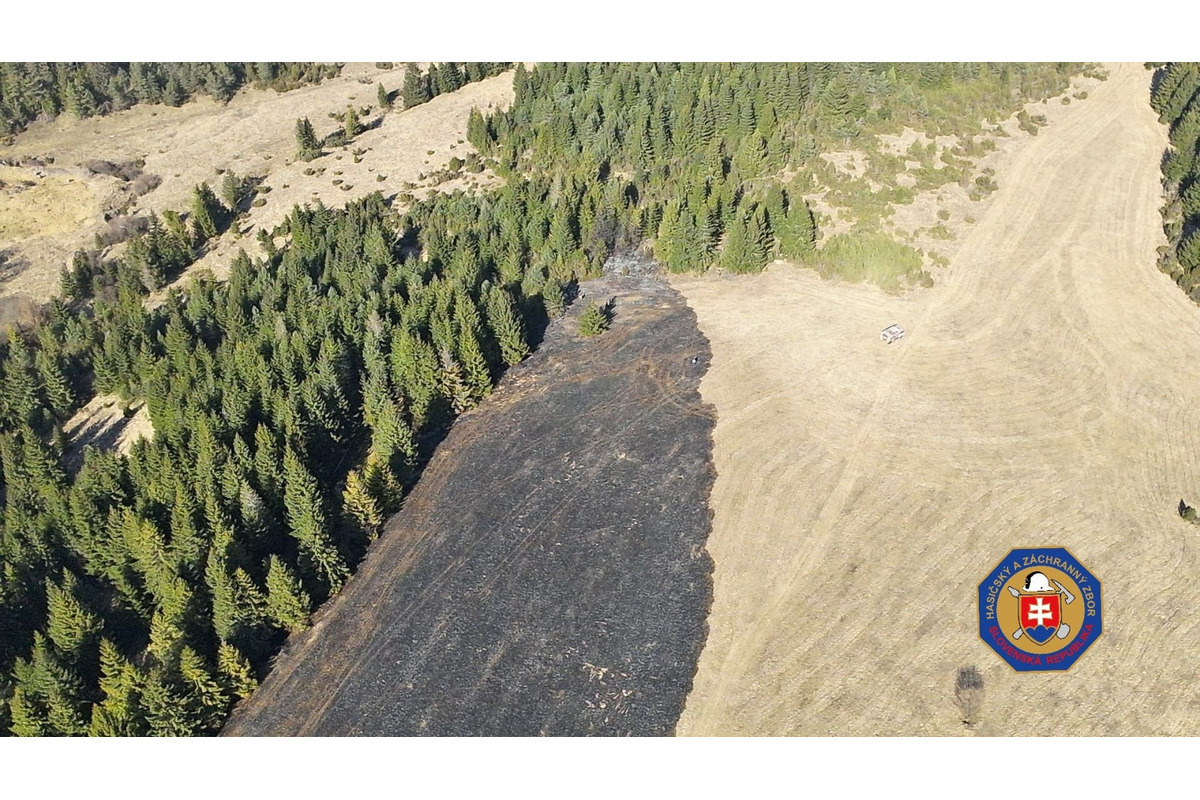 FOTO: Požiar v Šumiaci spálil lúky, foto 2