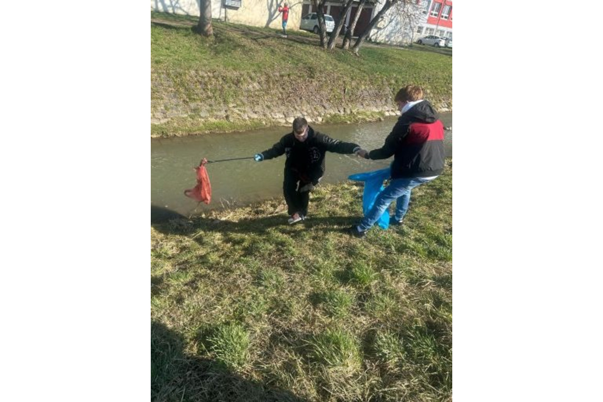 FOTO: Študenti z Lučenca pomáhail upratovať okolie vodných tokov, foto 1