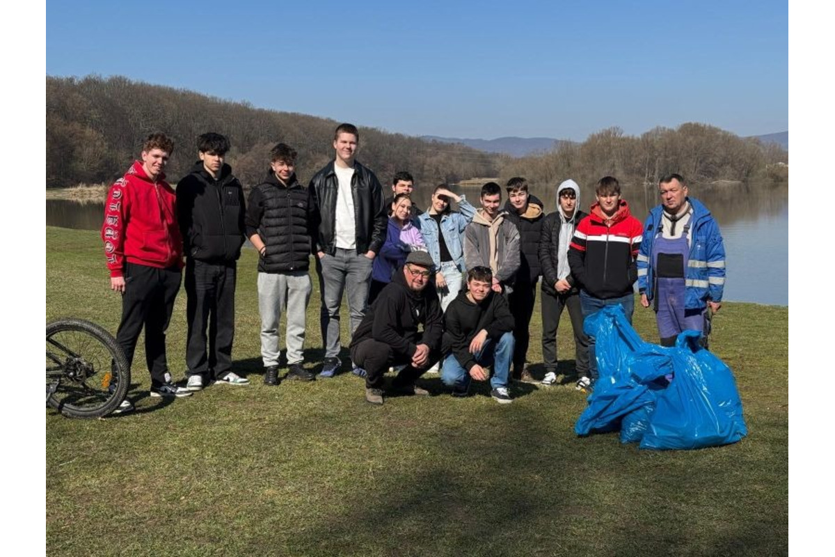 FOTO: Študenti z Lučenca pomáhail upratovať okolie vodných tokov, foto 2