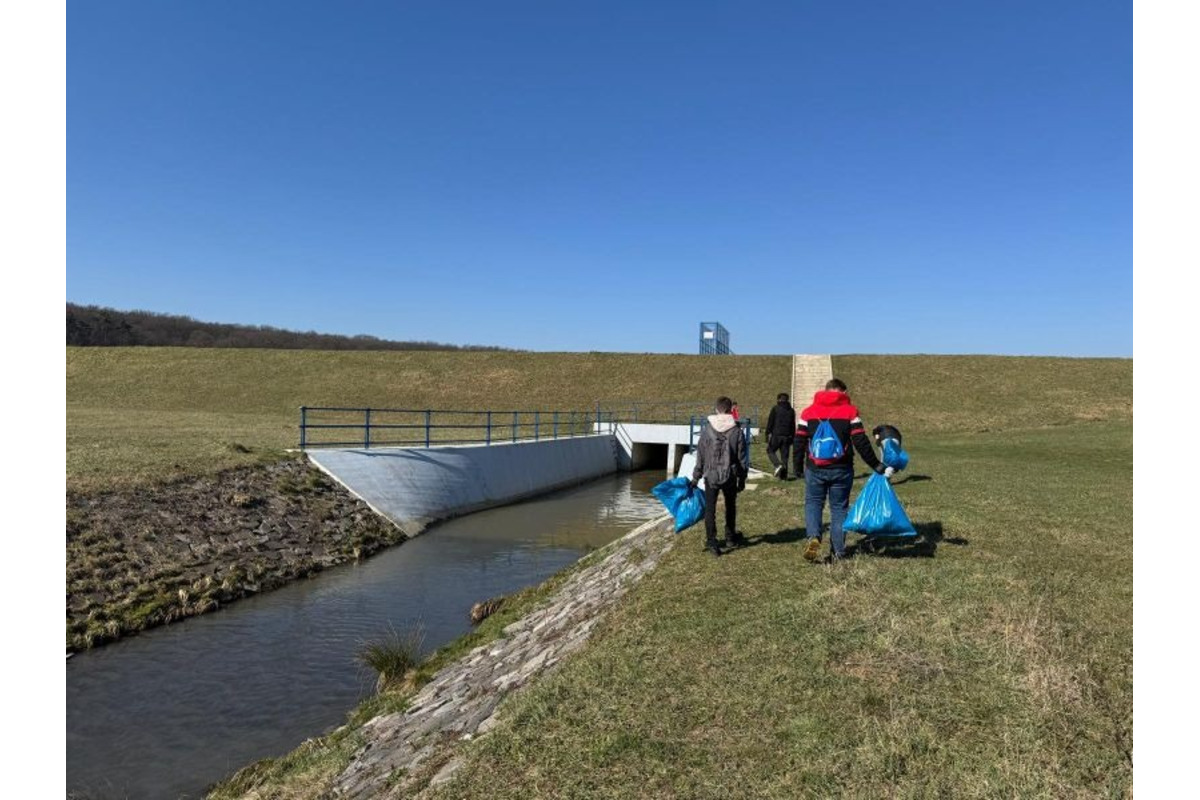 FOTO: Študenti z Lučenca pomáhail upratovať okolie vodných tokov, foto 3