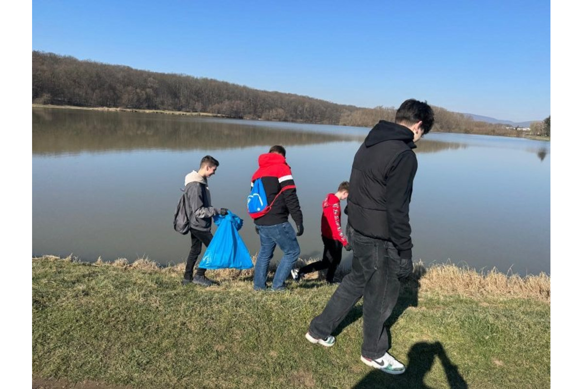 FOTO: Študenti z Lučenca pomáhail upratovať okolie vodných tokov, foto 4