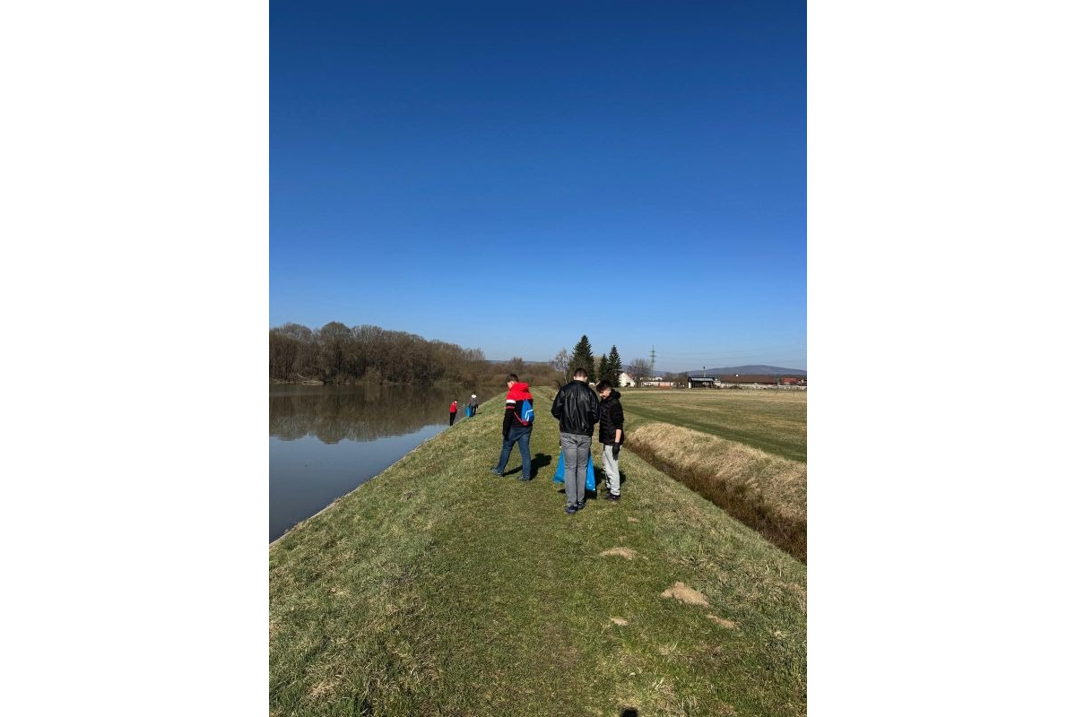 FOTO: Študenti z Lučenca pomáhail upratovať okolie vodných tokov, foto 5