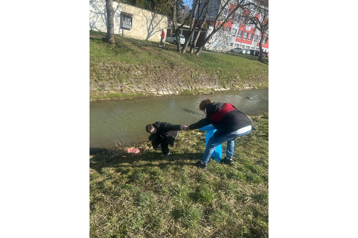 FOTO: Študenti z Lučenca pomáhail upratovať okolie vodných tokov, foto 6