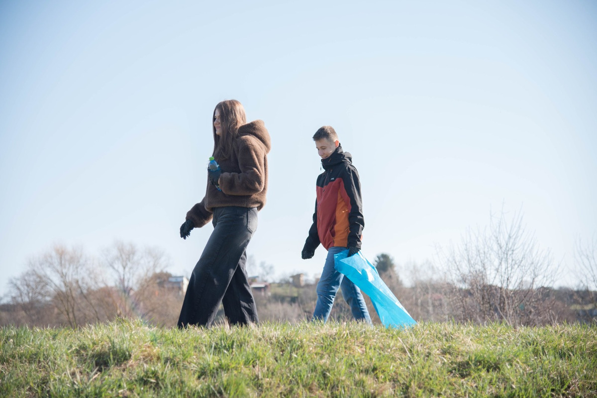 FOTO: Študenti z Lučenca pomáhail upratovať okolie vodných tokov, foto 7