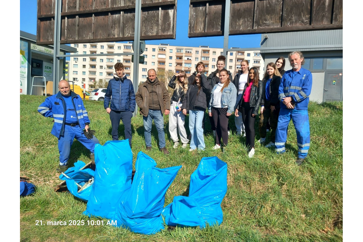 FOTO: Študenti z Lučenca pomáhail upratovať okolie vodných tokov, foto 8