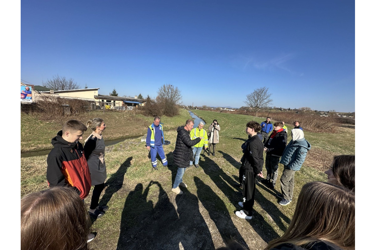 FOTO: Študenti z Lučenca pomáhail upratovať okolie vodných tokov, foto 10