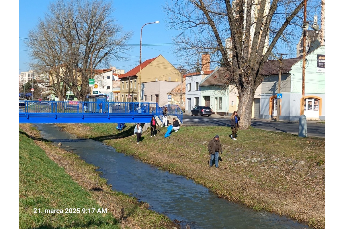FOTO: Študenti z Lučenca pomáhail upratovať okolie vodných tokov, foto 12