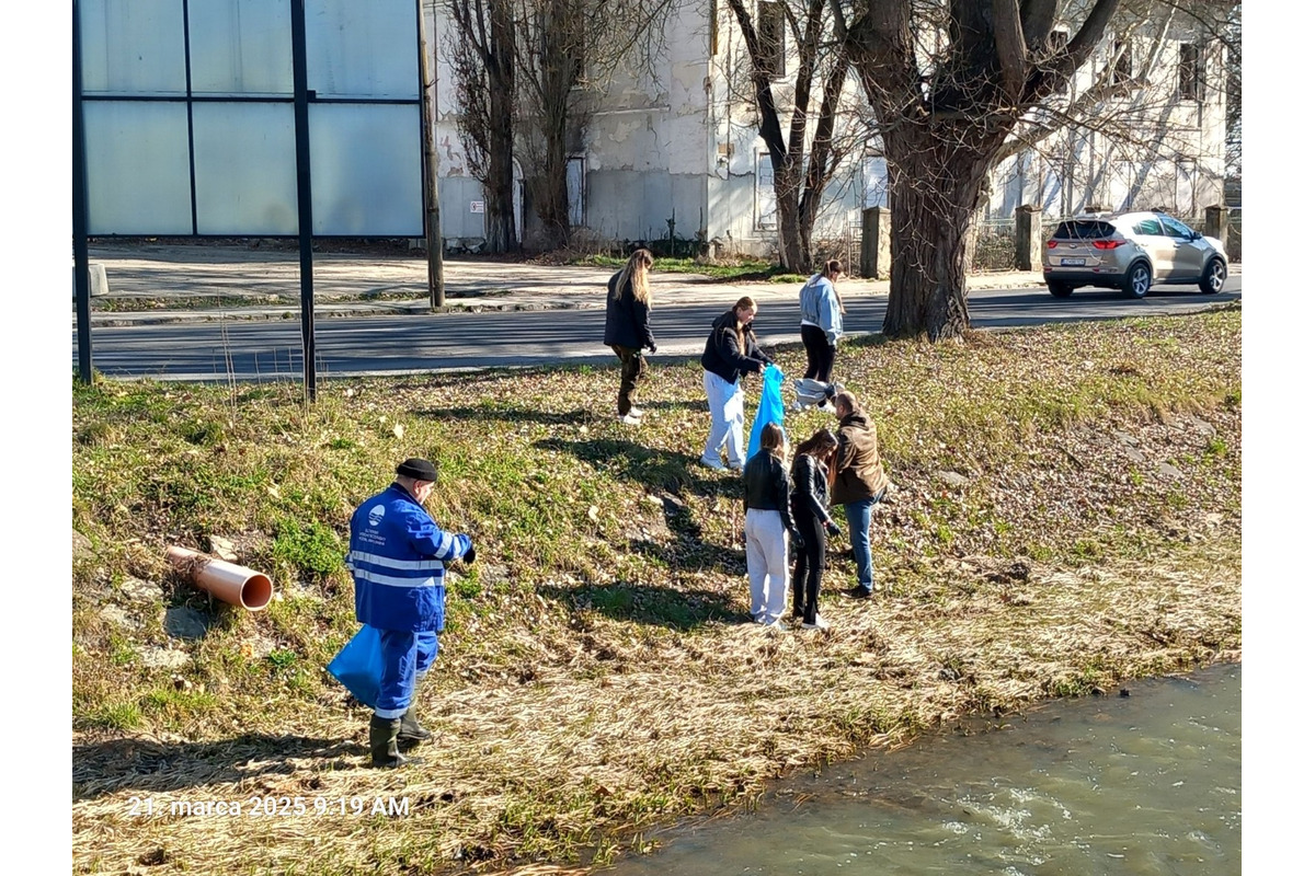 FOTO: Študenti z Lučenca pomáhail upratovať okolie vodných tokov, foto 13