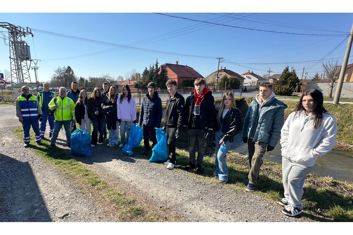 FOTO: Študenti z Lučenca pomáhail upratovať okolie vodných tokov, foto 15