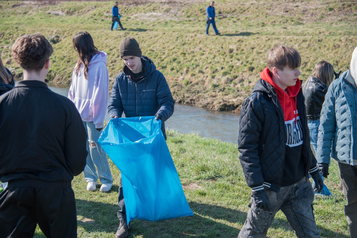 FOTO: Študenti z Lučenca pomáhail upratovať okolie vodných tokov, foto 16