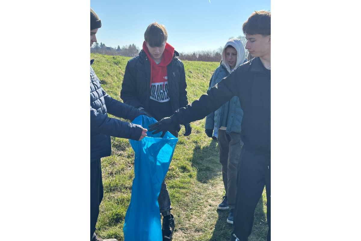 FOTO: Študenti z Lučenca pomáhail upratovať okolie vodných tokov, foto 17