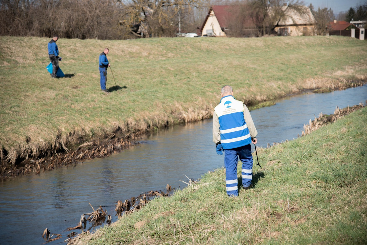 FOTO: Študenti z Lučenca pomáhail upratovať okolie vodných tokov, foto 20