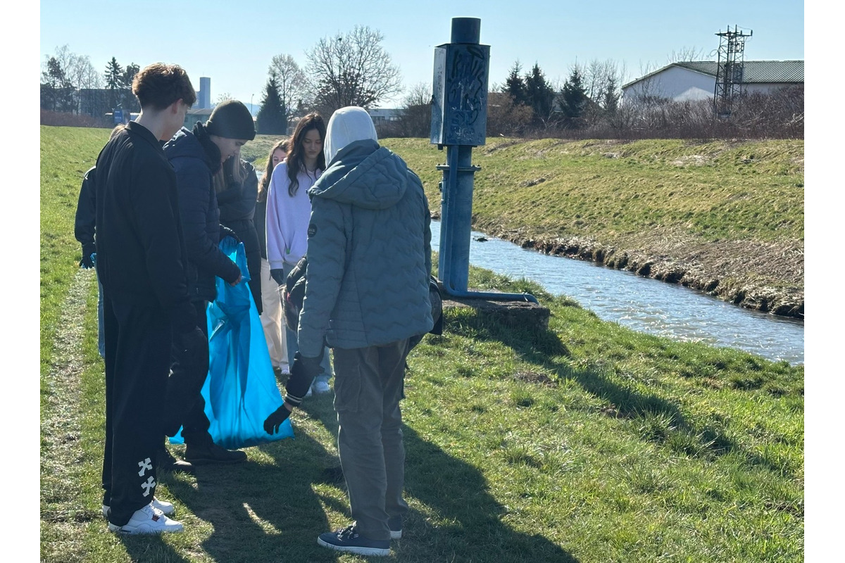 FOTO: Študenti z Lučenca pomáhail upratovať okolie vodných tokov, foto 22