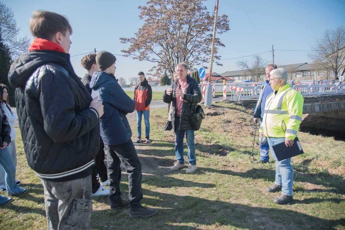 FOTO: Študenti z Lučenca pomáhail upratovať okolie vodných tokov, foto 23