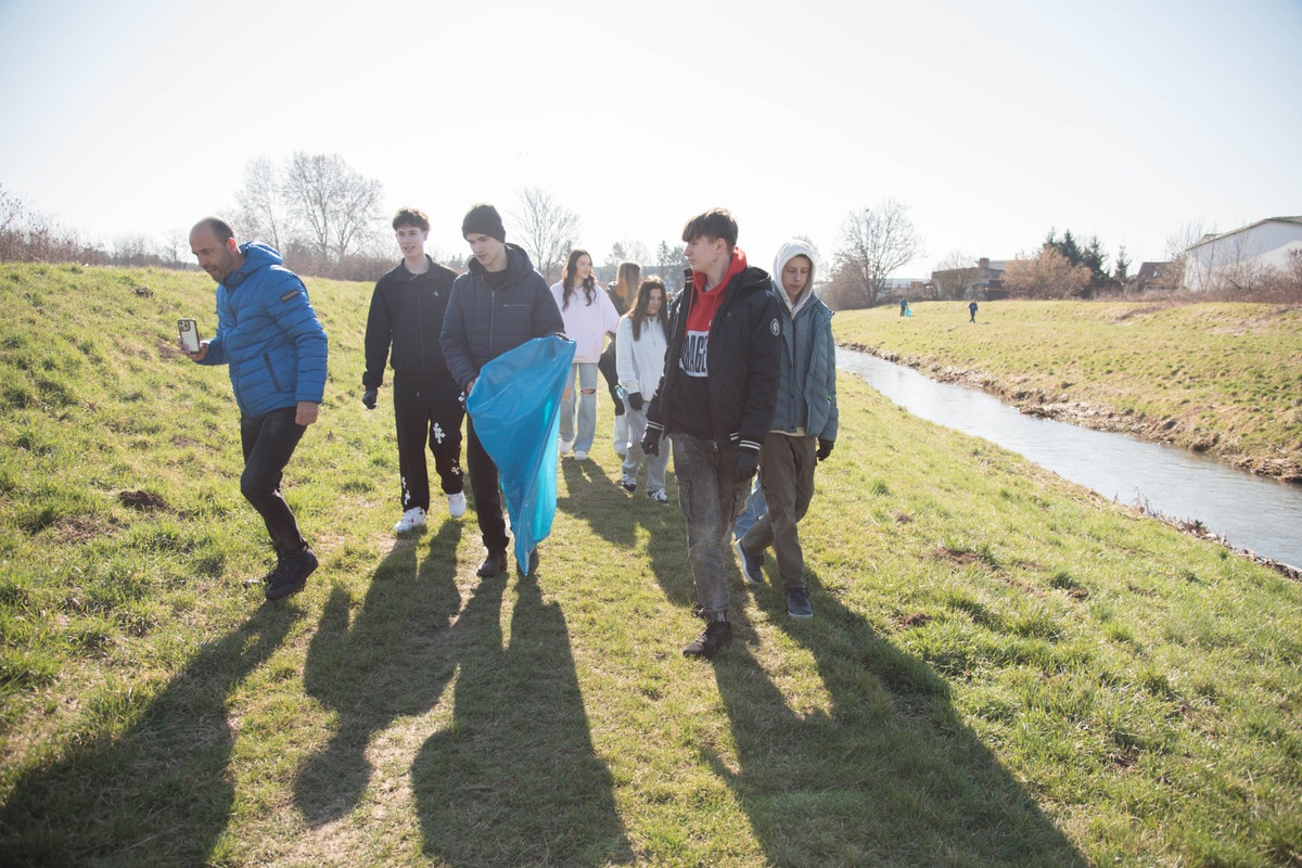 FOTO: Študenti z Lučenca pomáhail upratovať okolie vodných tokov, foto 24