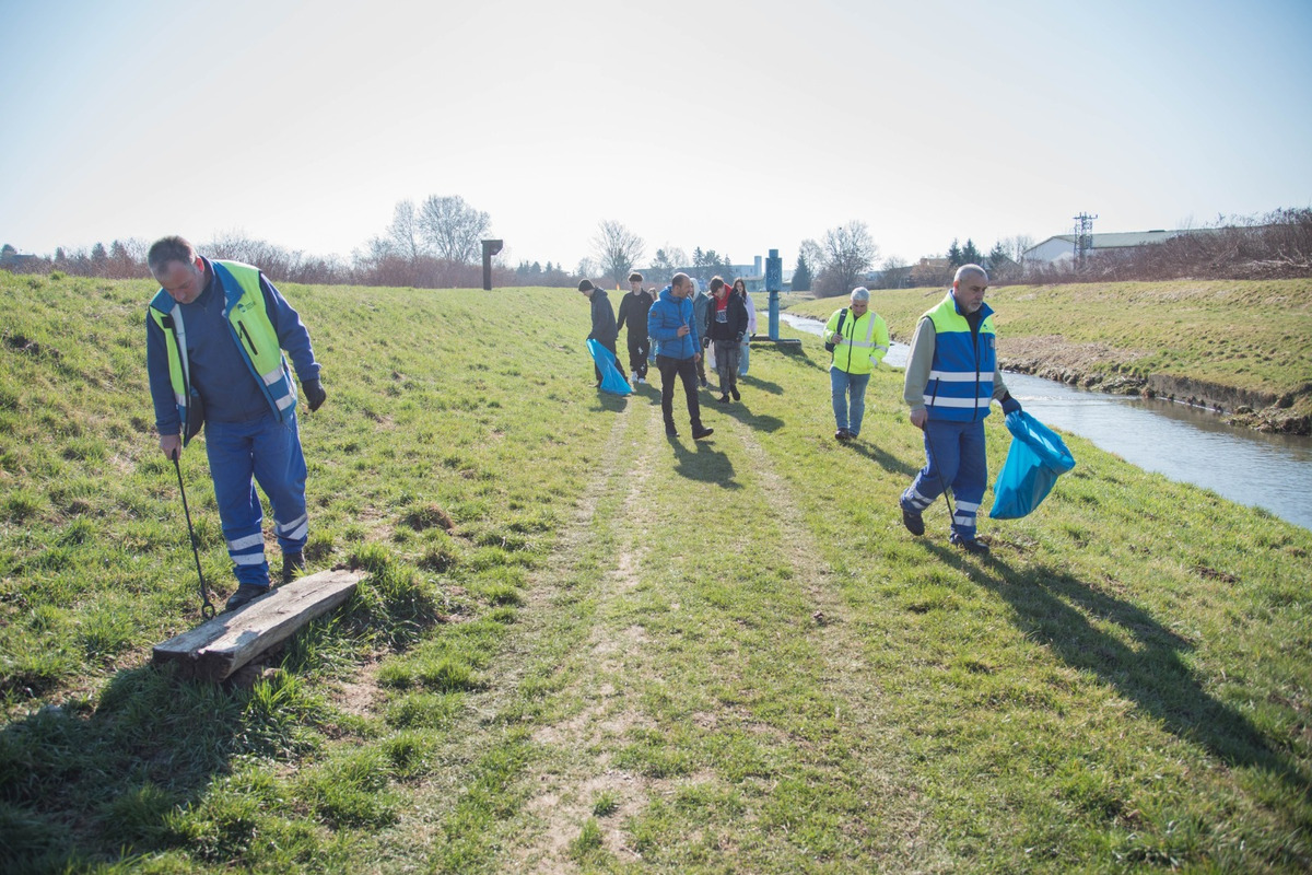 FOTO: Študenti z Lučenca pomáhail upratovať okolie vodných tokov, foto 25