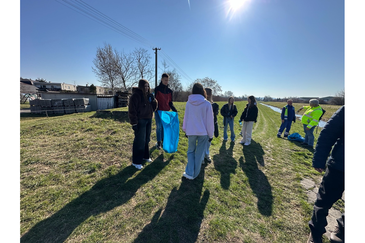 FOTO: Študenti z Lučenca pomáhail upratovať okolie vodných tokov, foto 26