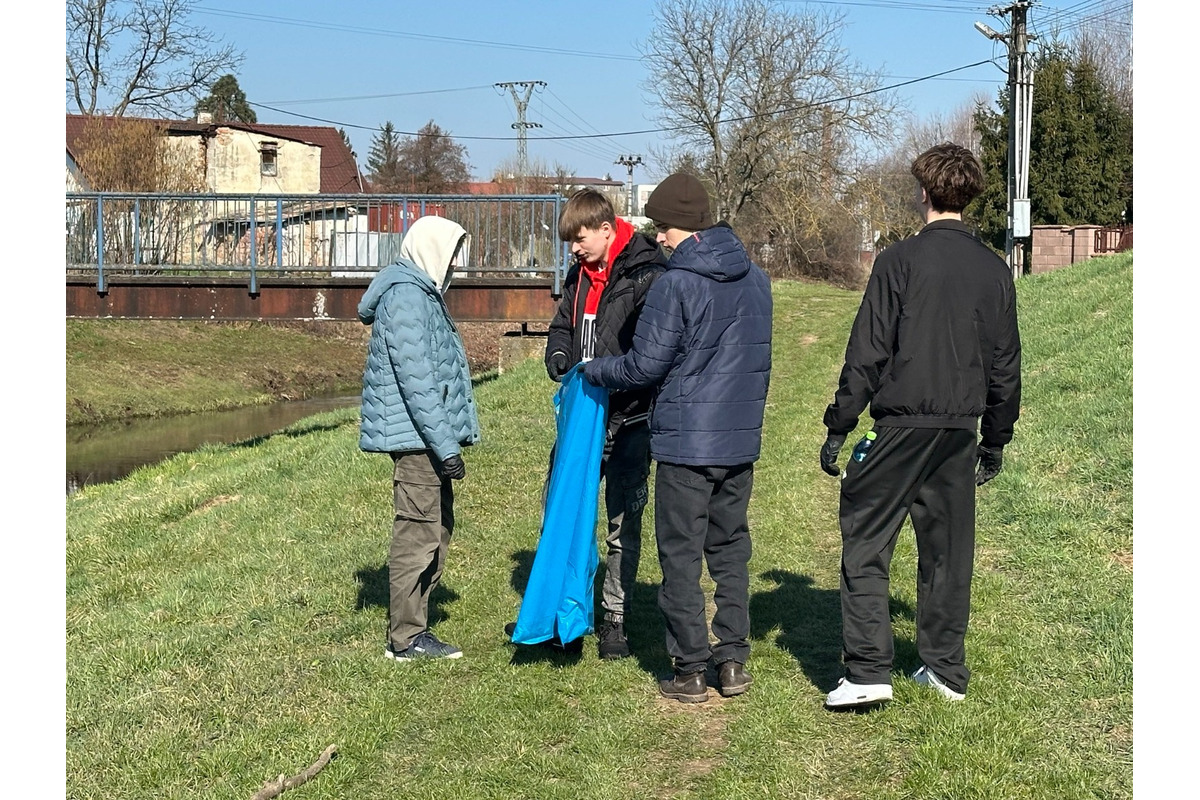 FOTO: Študenti z Lučenca pomáhail upratovať okolie vodných tokov, foto 27