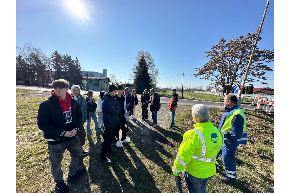 FOTO: Študenti z Lučenca pomáhail upratovať okolie vodných tokov, foto 28