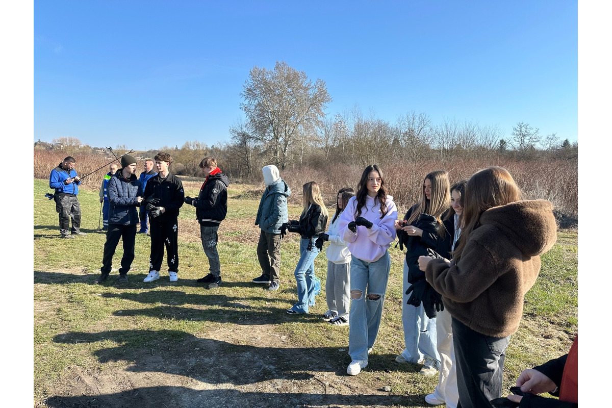FOTO: Študenti z Lučenca pomáhail upratovať okolie vodných tokov, foto 29