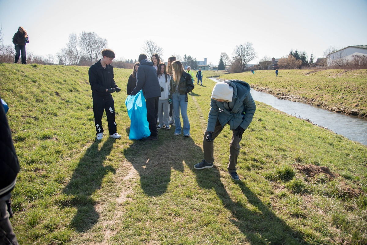 FOTO: Študenti z Lučenca pomáhail upratovať okolie vodných tokov, foto 30