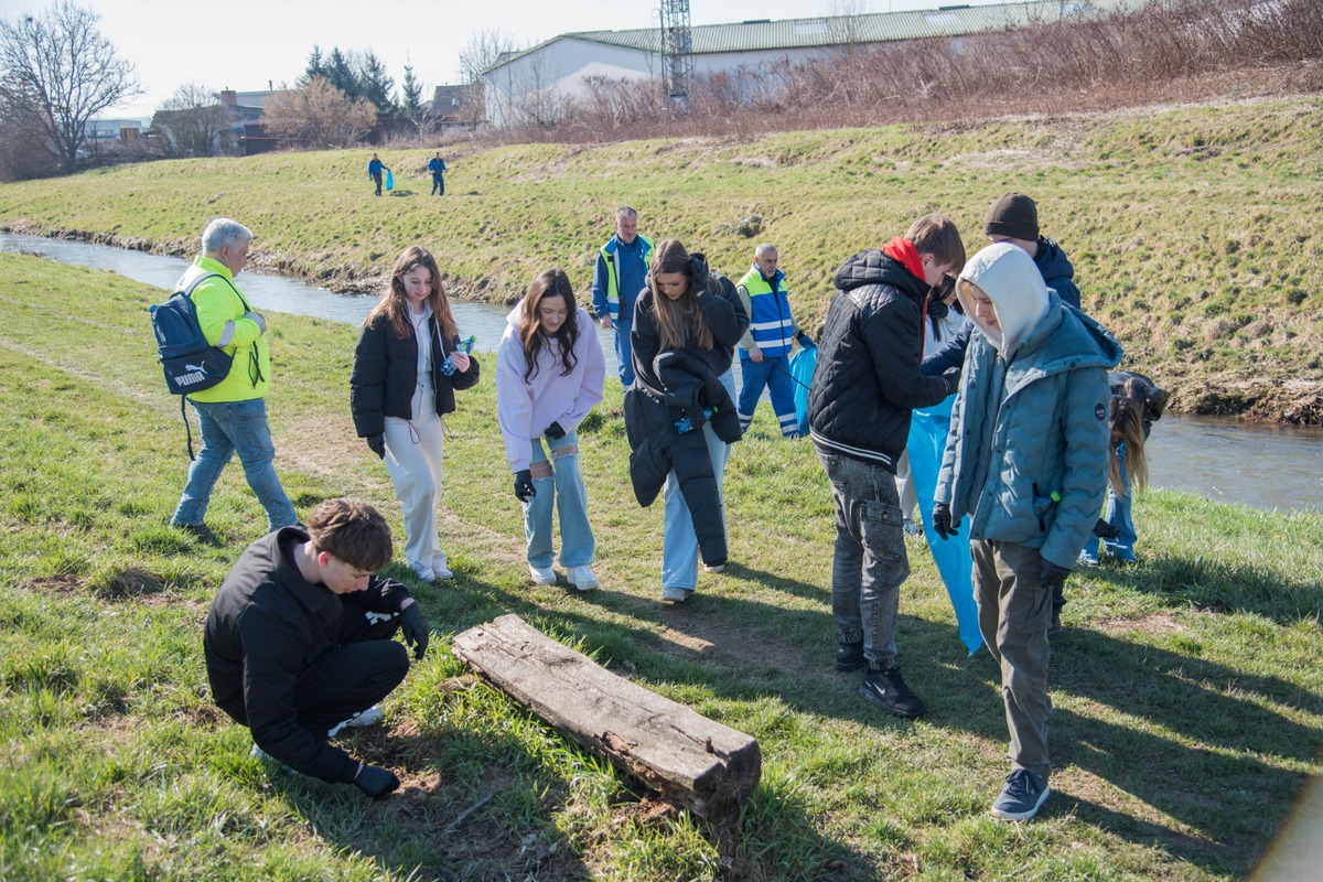 FOTO: Študenti z Lučenca pomáhail upratovať okolie vodných tokov, foto 31
