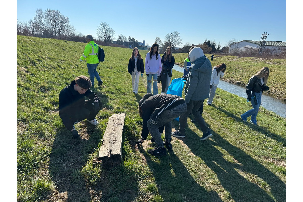 FOTO: Študenti z Lučenca pomáhail upratovať okolie vodných tokov, foto 32