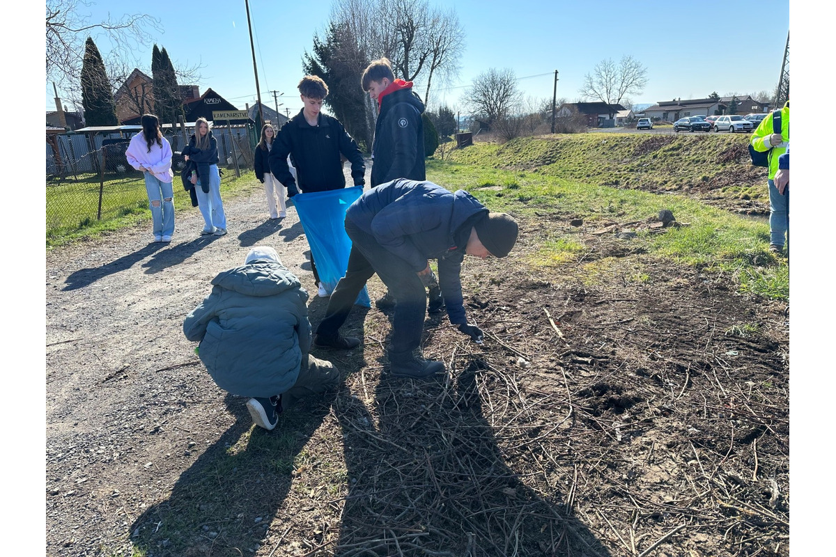FOTO: Študenti z Lučenca pomáhail upratovať okolie vodných tokov, foto 33