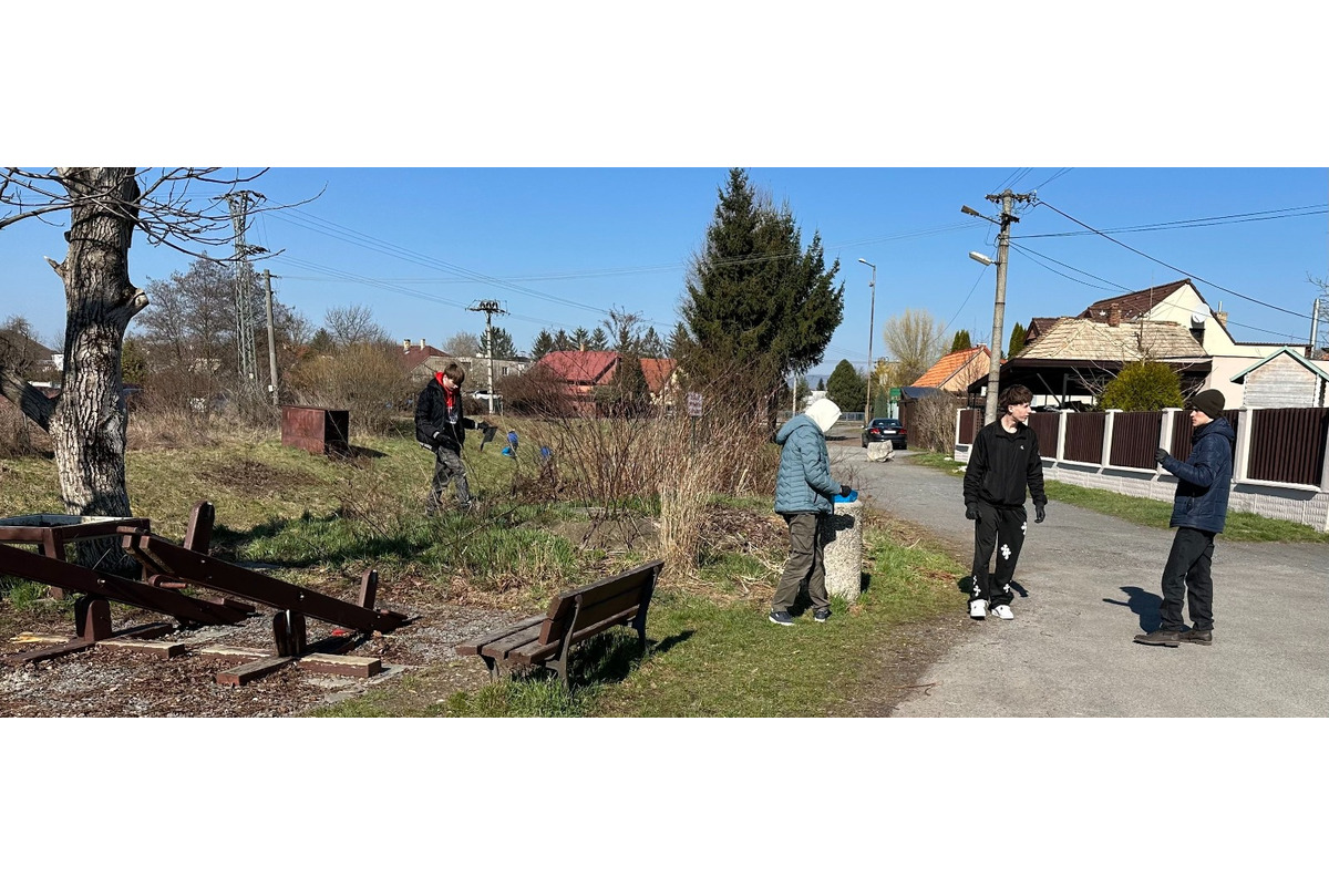 FOTO: Študenti z Lučenca pomáhail upratovať okolie vodných tokov, foto 34
