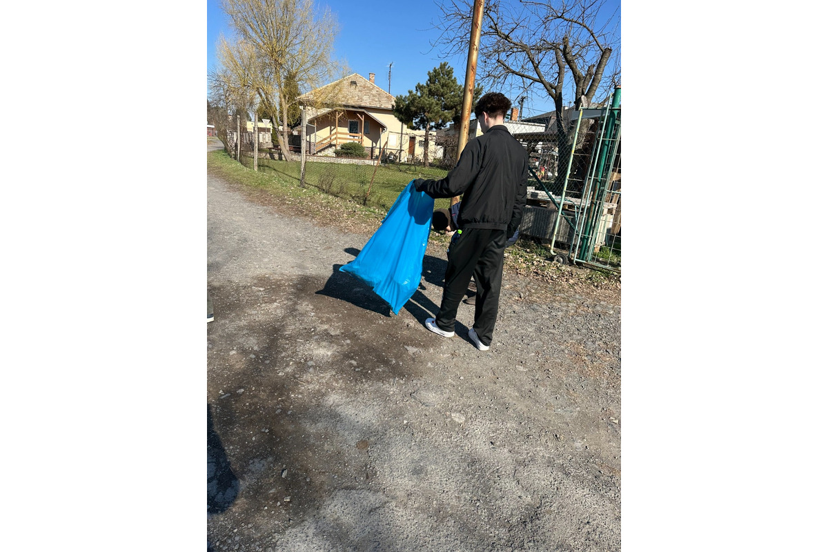 FOTO: Študenti z Lučenca pomáhail upratovať okolie vodných tokov, foto 35