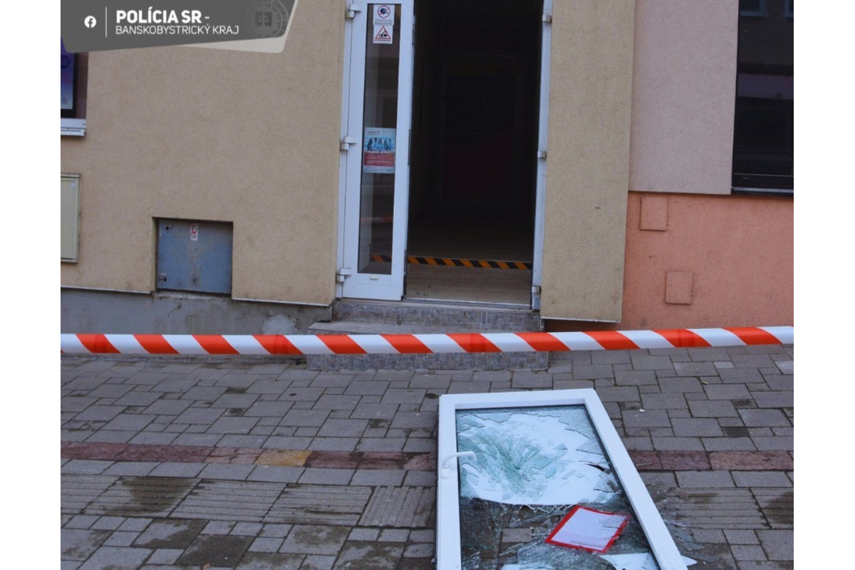 FOTO: Výtržník sa nezastavil len pri rozbitých autách , foto 2