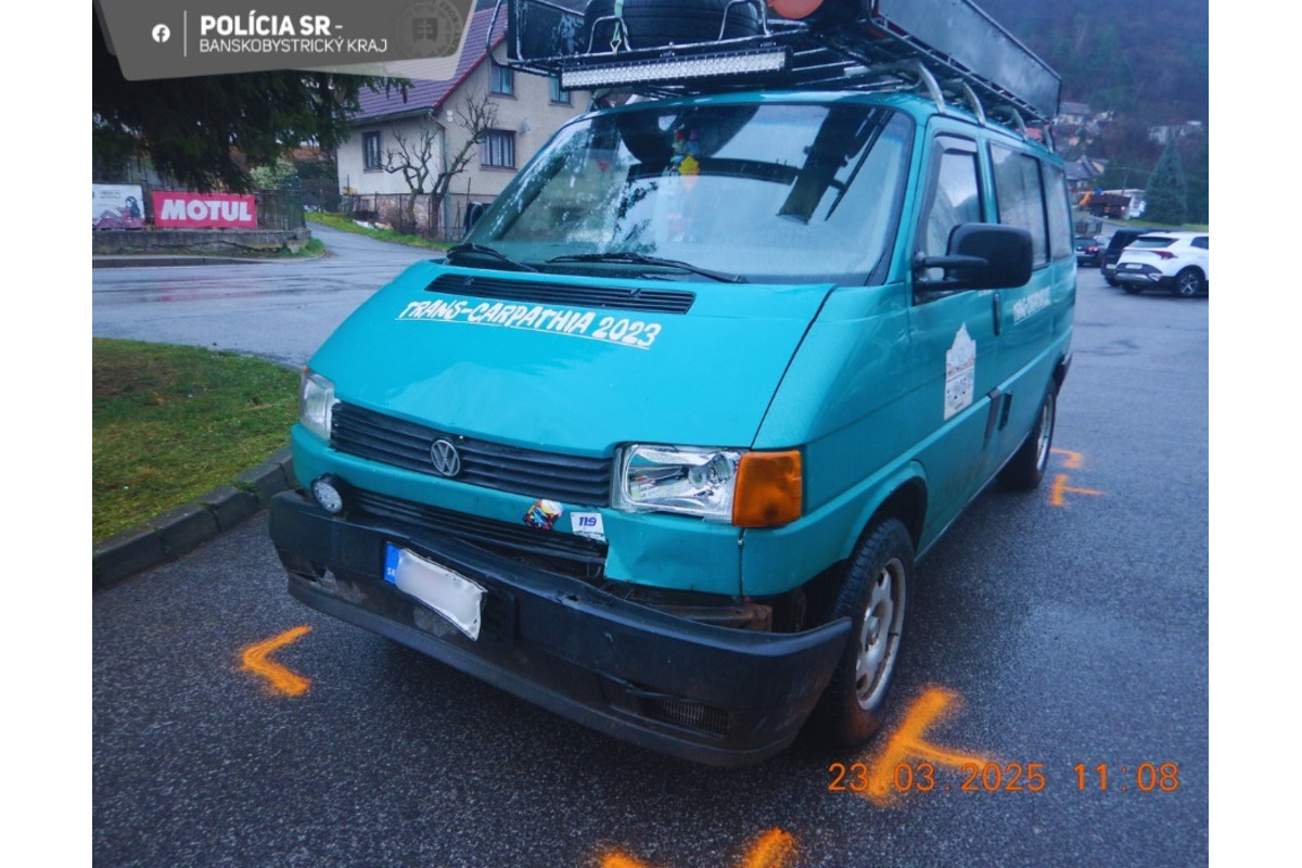 FOTO: Výtržník sa nezastavil len pri rozbitých autách , foto 3