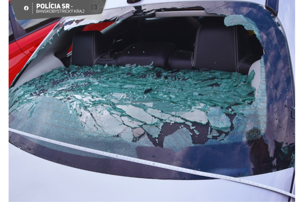 FOTO: Výtržník sa nezastavil len pri rozbitých autách , foto 4