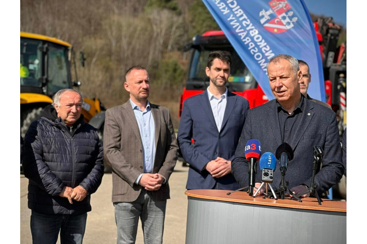 FOTO: FOTO: Začala sa výstavba cesty a chodníka na Pršiansku terasu, foto 2