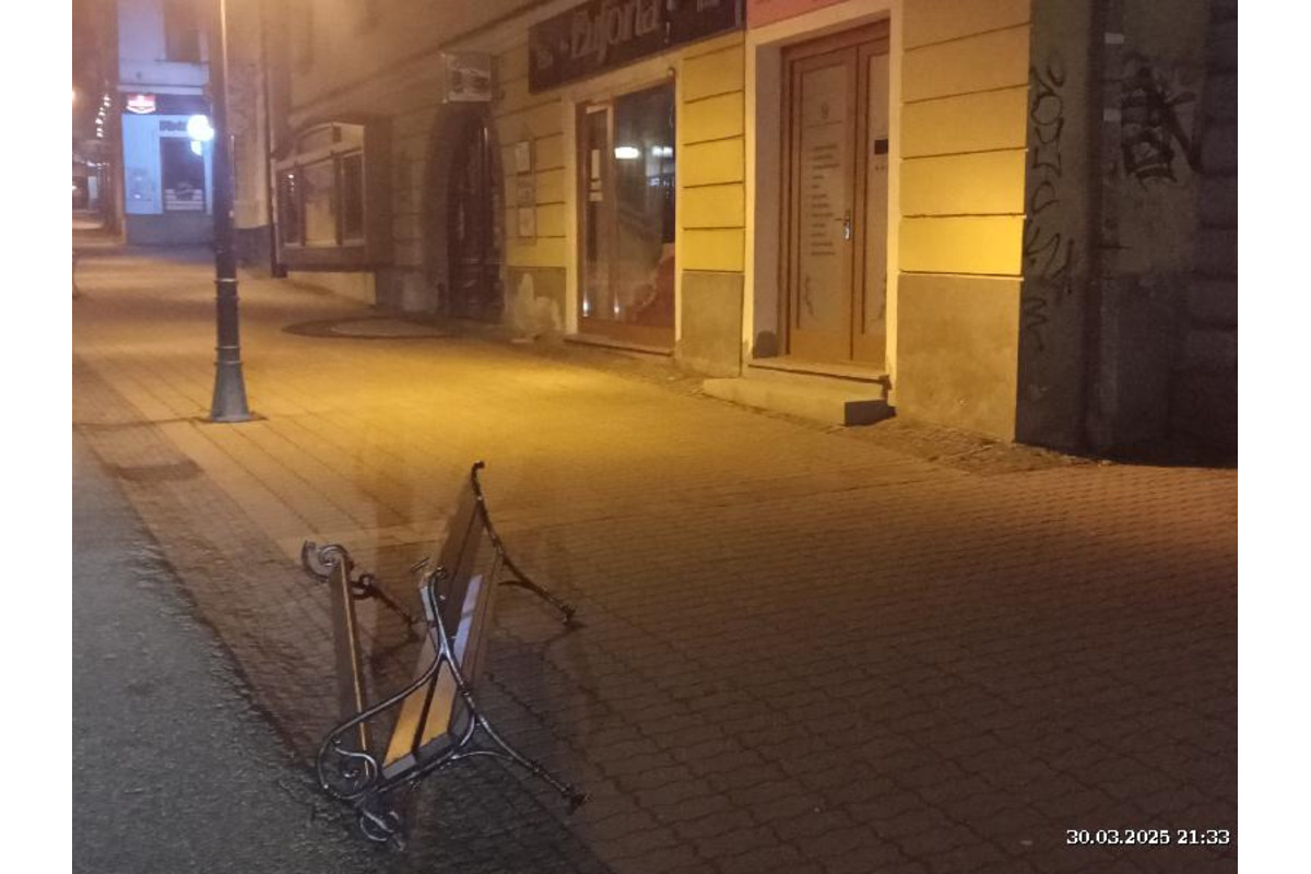 FOTO: V Bystrici vyčíňali vandali, pozrite, čo všetko zničili a zašpinili, foto 1