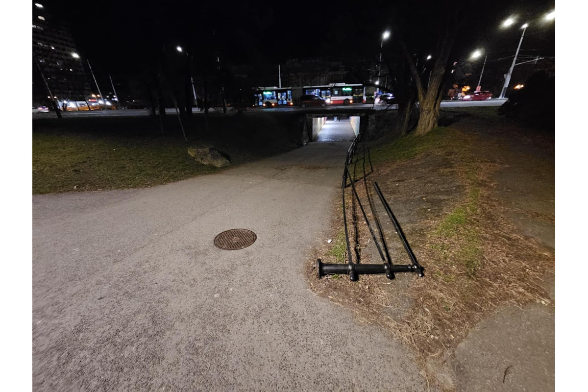 FOTO: V Bystrici vyčíňali vandali, pozrite, čo všetko zničili a zašpinili, foto 2