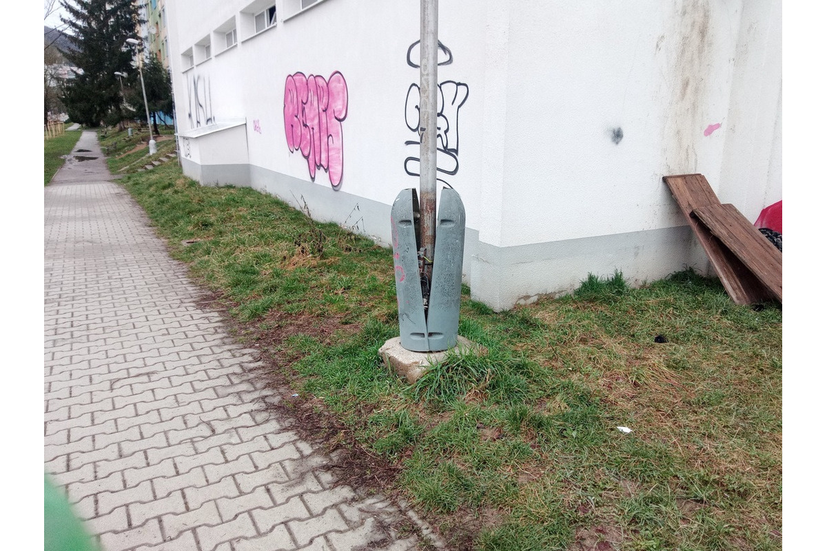 FOTO: V Bystrici vyčíňali vandali, pozrite, čo všetko zničili a zašpinili, foto 4