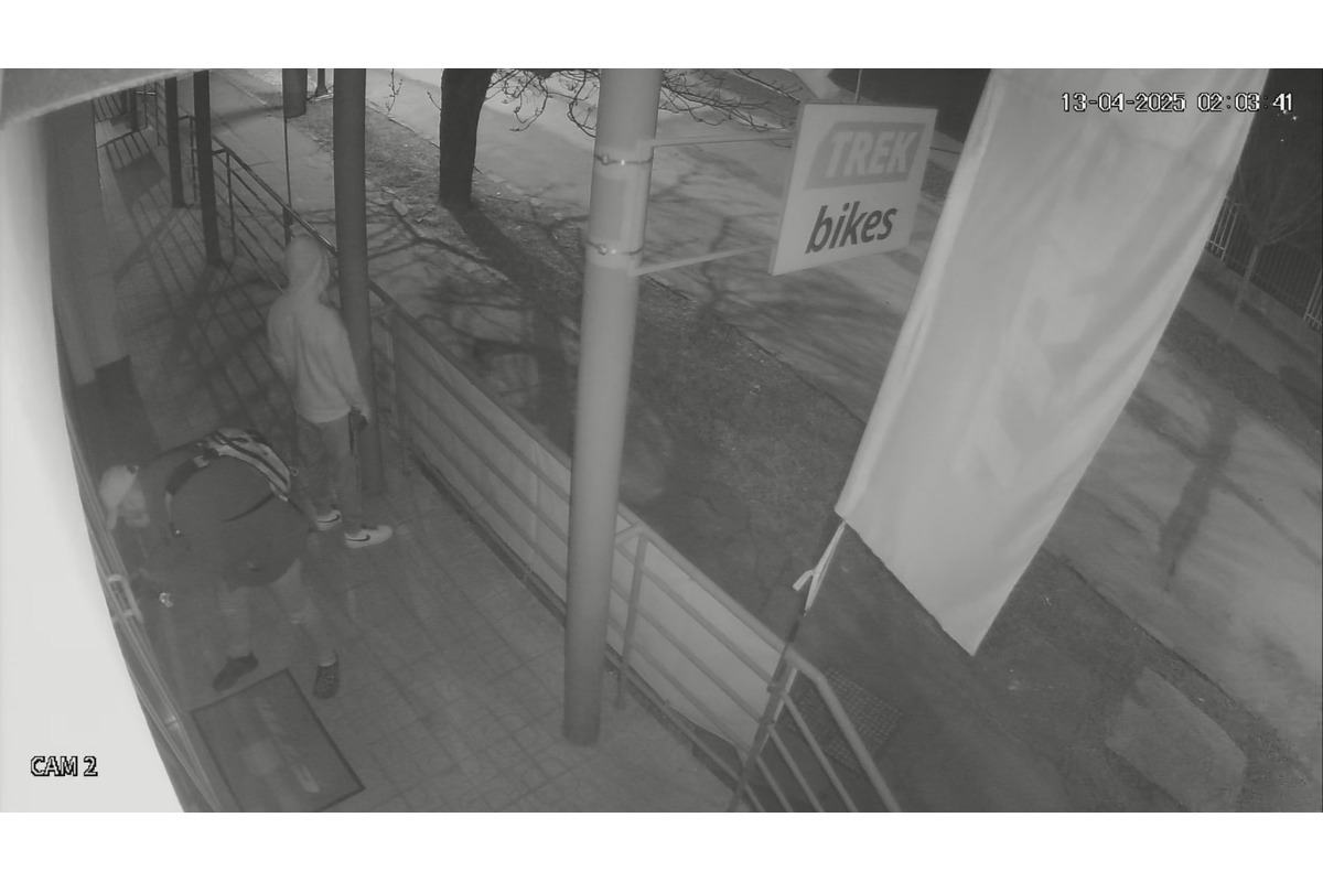 FOTO: Zlodeji sa pokúsili v Bystrici vykradnúť predajňu s bicyklami, foto 1