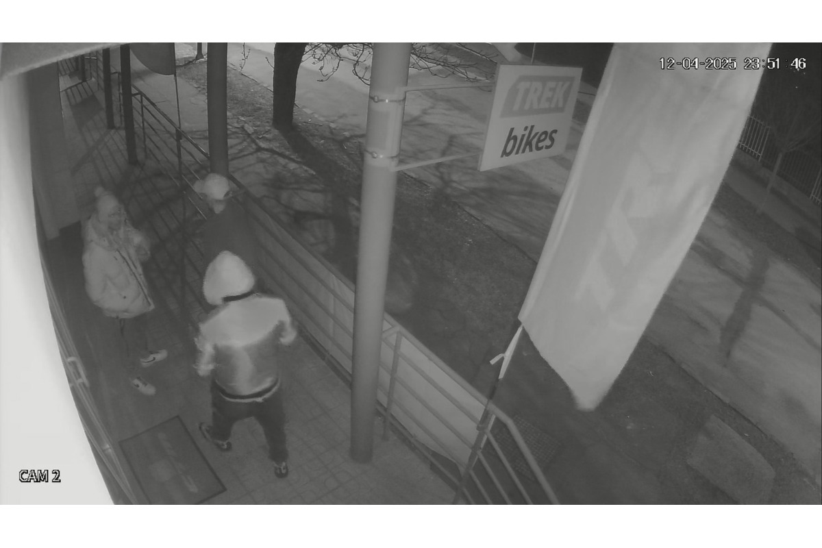 FOTO: Zlodeji sa pokúsili v Bystrici vykradnúť predajňu s bicyklami, foto 2