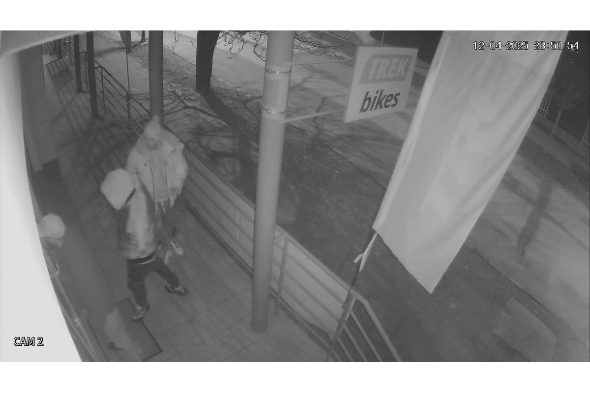 FOTO: Zlodeji sa pokúsili v Bystrici vykradnúť predajňu s bicyklami, foto 5