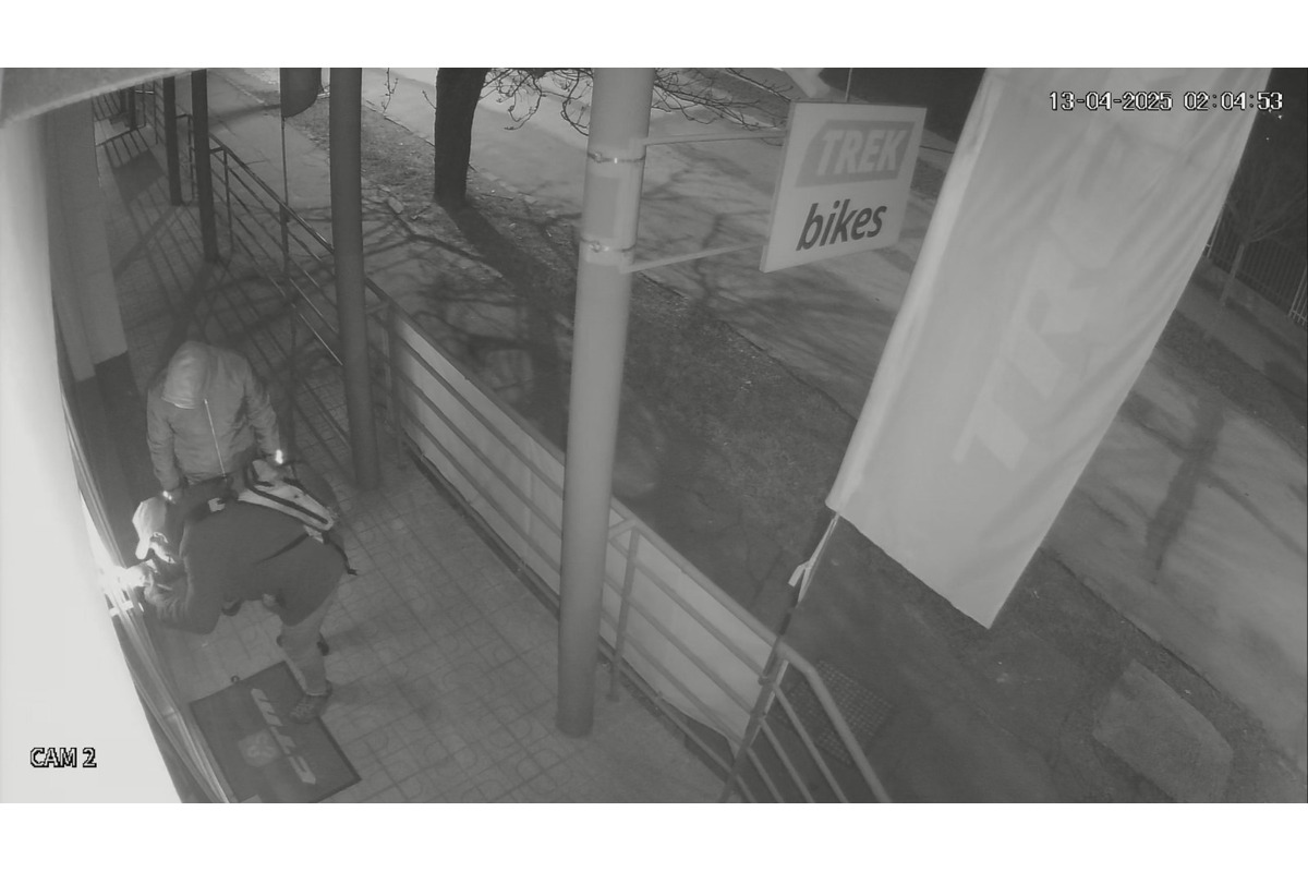 FOTO: Zlodeji sa pokúsili v Bystrici vykradnúť predajňu s bicyklami, foto 8
