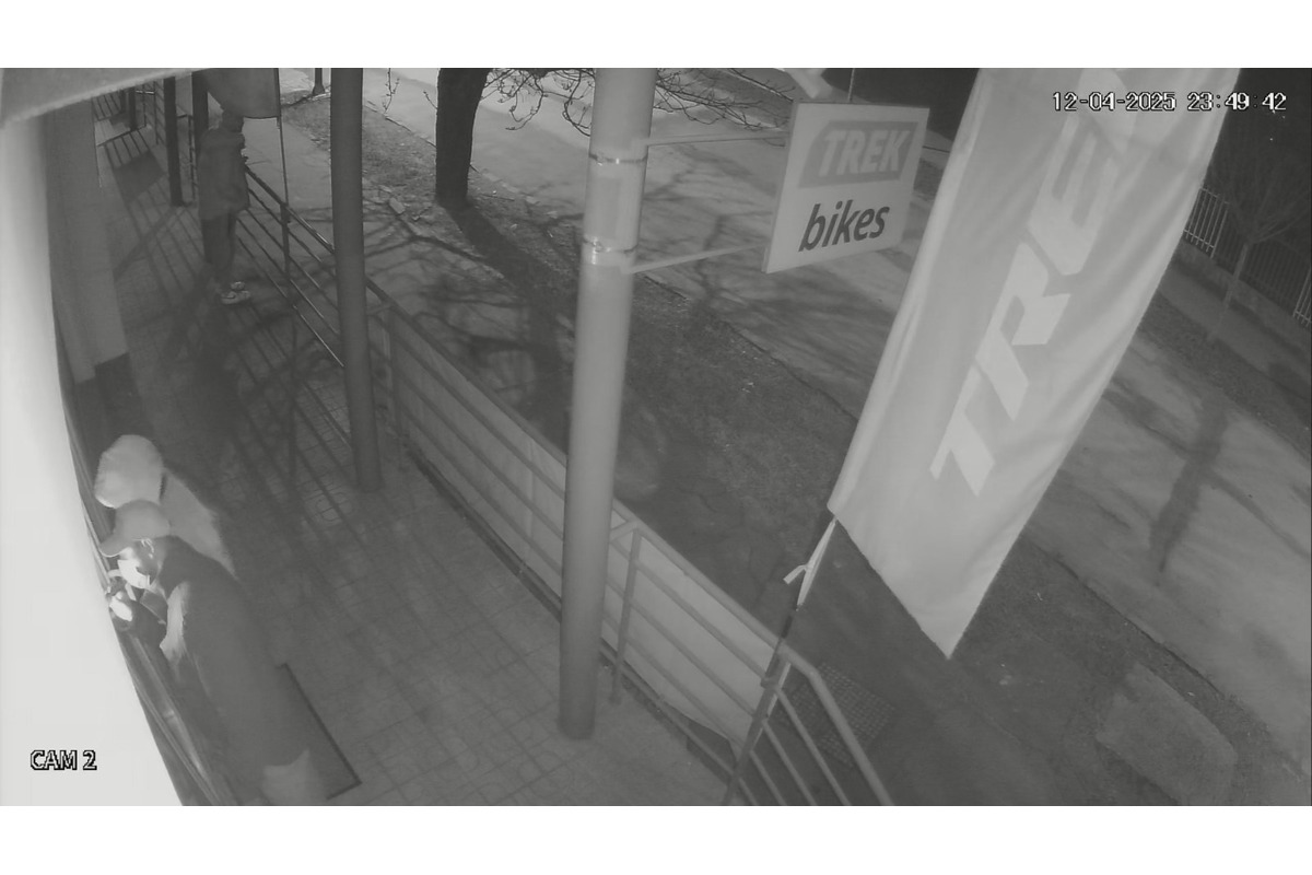 FOTO: Zlodeji sa pokúsili v Bystrici vykradnúť predajňu s bicyklami, foto 9