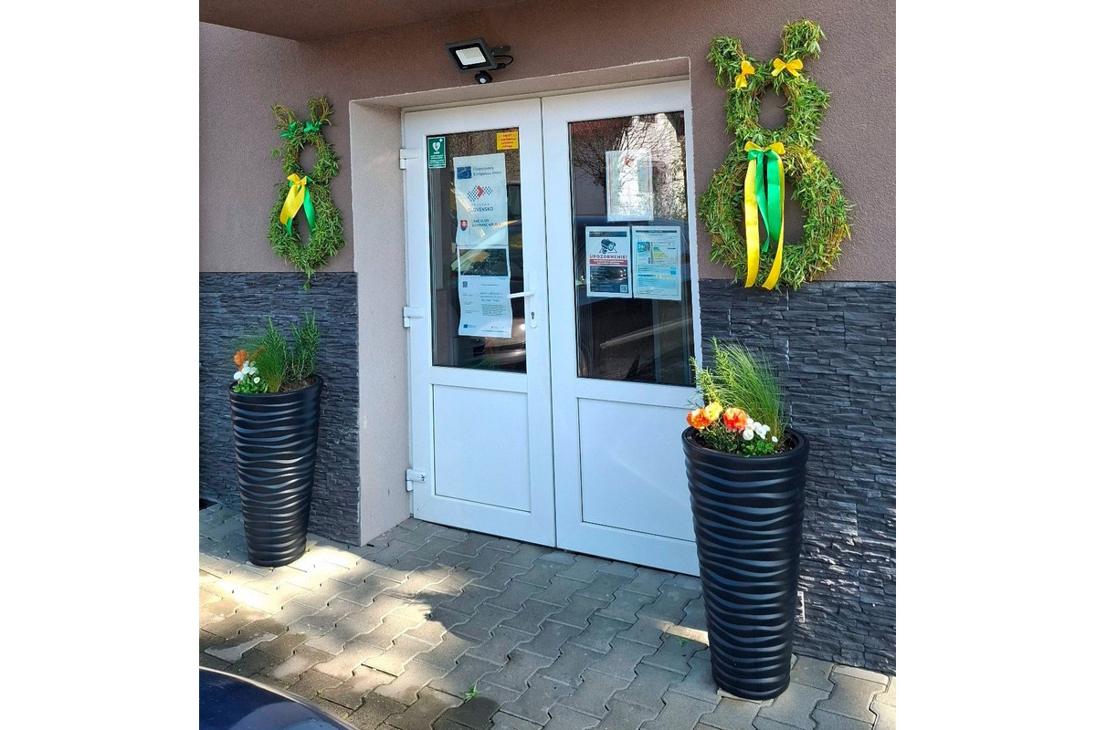 FOTO: Banskobystrický kraj vďaka Veľkonočnej výzdobe ožil farbami, foto 5