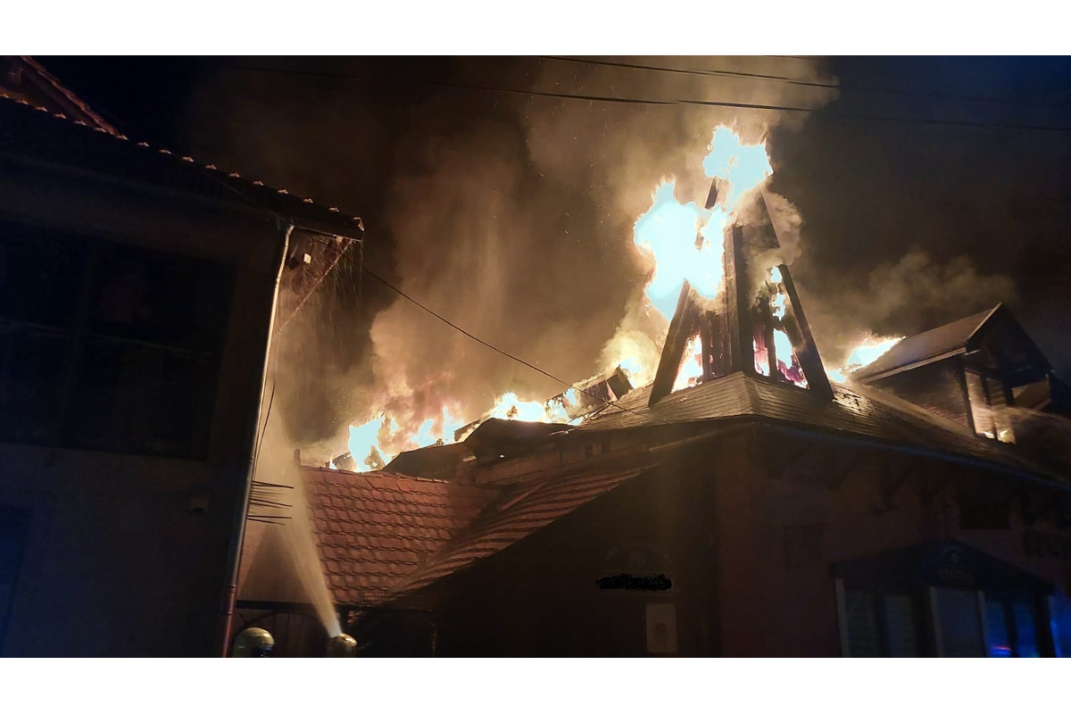 FOTO: Nočný požiar vo Fiľakove. Oheň pohltil strechu polyfunkčnej budovy, foto 2