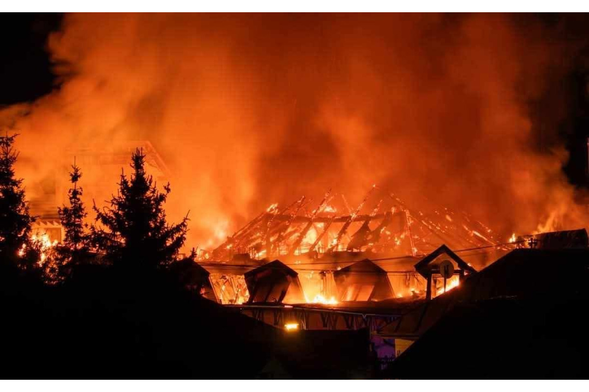 FOTO: Nočný požiar vo Fiľakove. Oheň pohltil strechu polyfunkčnej budovy, foto 4