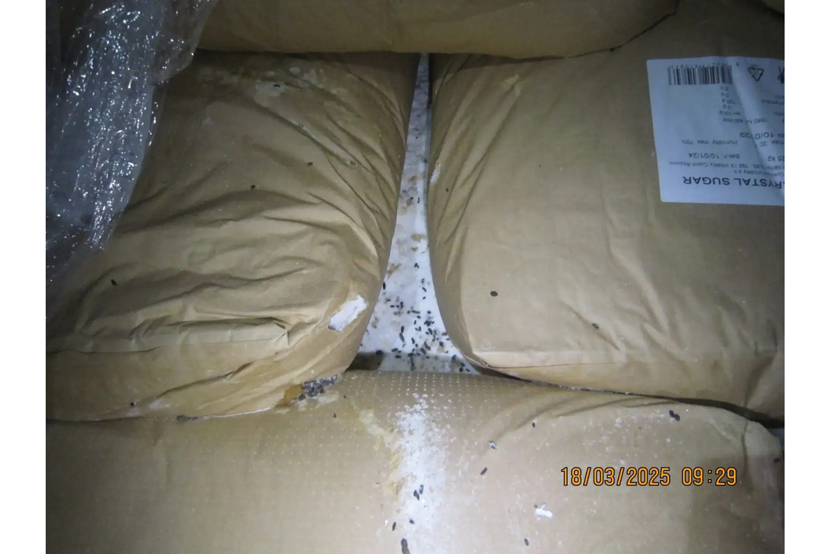 FOTO: Inšpektori kontrolovali predajne potravín. Našli v nich pleseň, mŕtve hlodavce aj trus v potravinách, foto 3