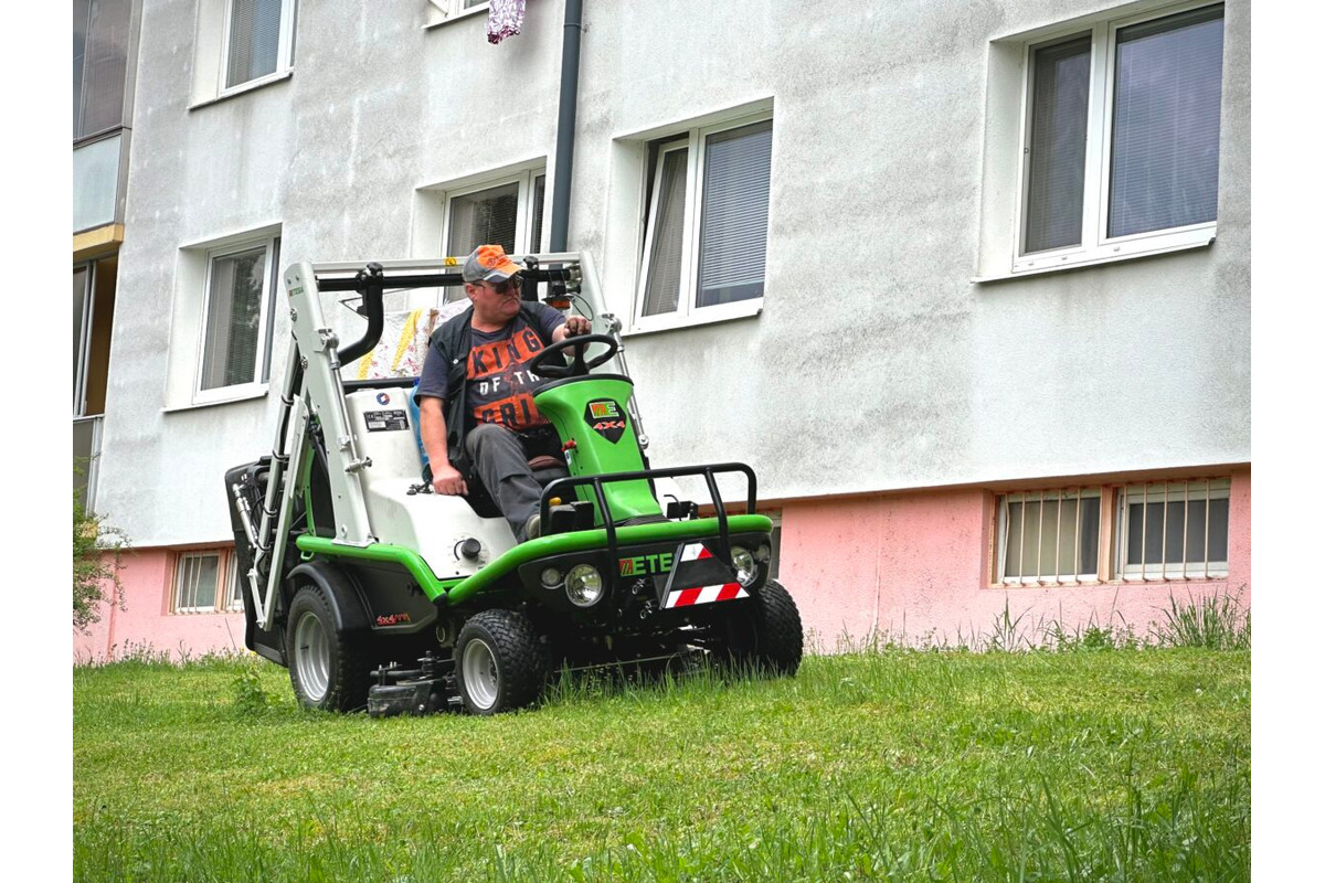 FOTO: Kosenie v Banskej Bystrici zrýchlia nové širokozáberové kosačky, foto 1